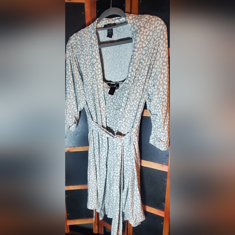 Cuddl Duds White Leopard Print Robe Set - Picture 3 of 6